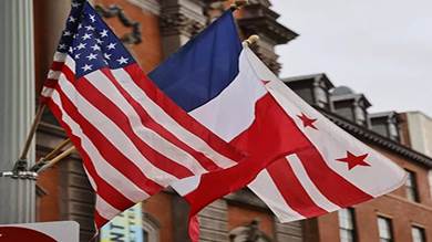 أعلام فرنسا والولايات المتحدة ومقاطعة كولومبيا في زيارة الدولة التي يقوم بها الرئيس الفرنسي إيمانويل ماكرون في واشنطن